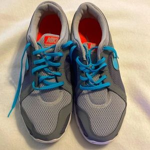 Women Nike Running Sneakers Size 11 Pre—owned Grey White Sole Blue Laces Nike.